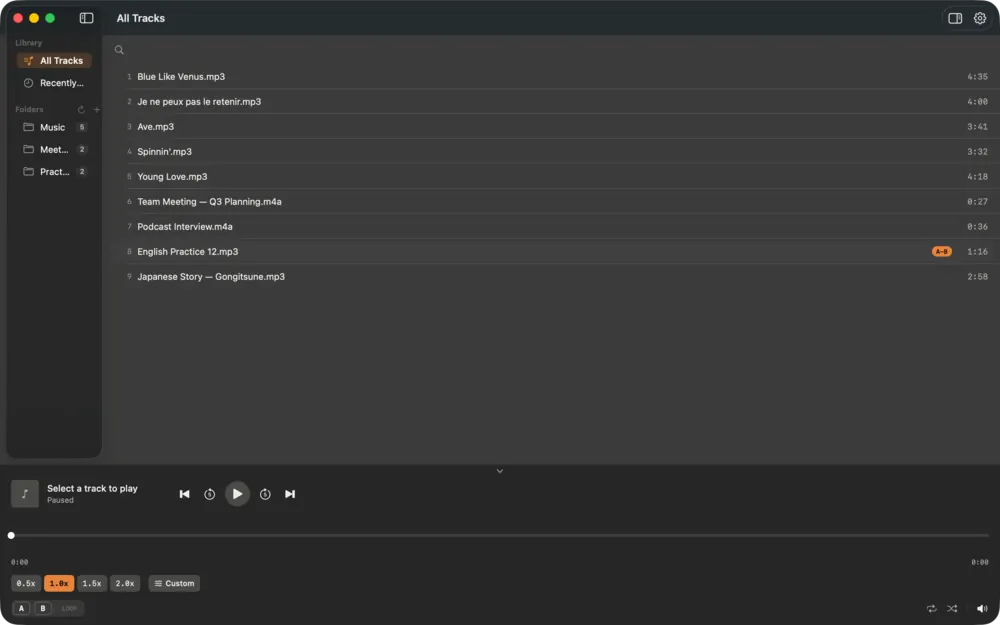 아무 곡도 선택되지 않은 Charcoal Player. 사이드바에 All Tracks, Recently, 폴더 3개가 있고 곡 9개 목록과 아래쪽 정지 상태 플레이어가 보인다